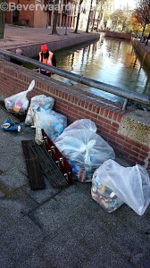 Zakken vol met drijfvuil op de Oude Watering