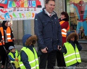 N. Swaneveld met kinderen van RK de Regenboog