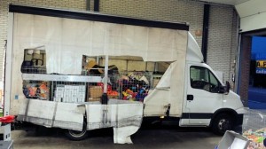 Beschadigde vractwagen Piekfijnwinkel