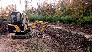 Aanleg drainage in volle gang, schooltuinen Beverwaard