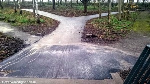 Voet/fietspad sluit weer mooi aan bij de brug