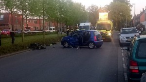 Ongeval scooter vs auto op de Rhijnhauwensingel