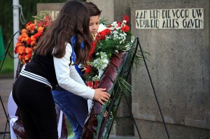 Leerlingen van Brienenoordschool leggen een krans voor het monument 