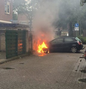 Autobrand aan Rhijnauwensingel