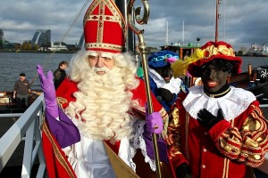 Sint en Zwarte Pieten arriveren aan IJsselmondsehoofd