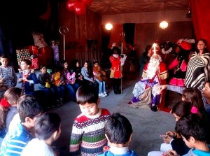 Kinderen AZC school op bezoek in Sinterklaashuis in Beverwaard