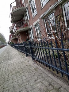 Nieuw hekwerk langs de gevels op de Rhijnauwensingel